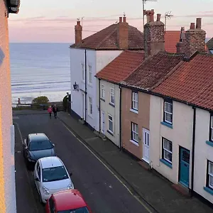Lilly's Cottage, Filey, Sleeps 8 Filey